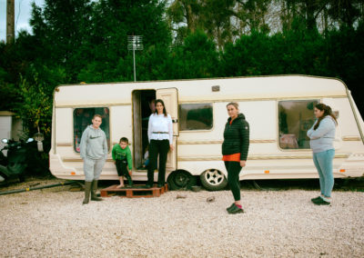 Famille devant caravane